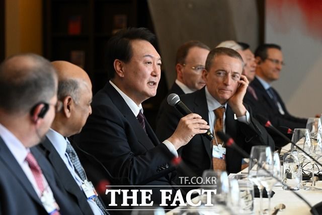 윤석열 대통령이 18일(현지시간) 다보스 시내 한 호텔에서 열린 '글로벌 CEO와의 오찬'에서 발언하고 있다. /뉴시스