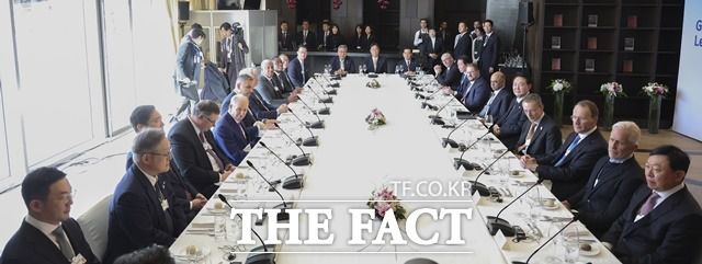 윤석열 대통령이 18일(현지시간) 스위스 다보스 시내 한 호텔에서 글로벌 CEO와 오찬을 함께하고 있다. /뉴시스