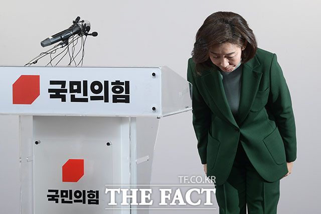 나경원 전 의원이 25일 오전 서울 여의도 국민의힘 중앙당사에서 당 대표 불출마를 선언한 후 인사하고 있다. /남윤호 기자