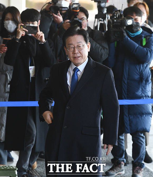 대장동 및 위례신도시 개발 사업 특혜 의혹을 받고 있는 이재명 더불어민주당 대표가 28일 오전 서울 서초구 서울중앙지방검찰청에 출석해 입장을 밝히고 있다. /이동률 기자