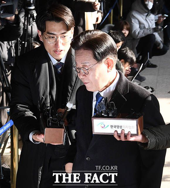 대장동 및 위례신도시 개발 사업 특혜 의혹을 받고 있는 이재명 더불어민주당 대표가 28일 오전 서울 서초구 서울중앙지방검찰청에 출석하고 있다. /이동률 기자