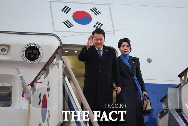 윤석열 대통령과 김건희 여사가 6박 8일간의 아랍에미리트(UAE)·스위스 순방을 마치고 지난 21일 귀국한 모습. /대통령실 제공