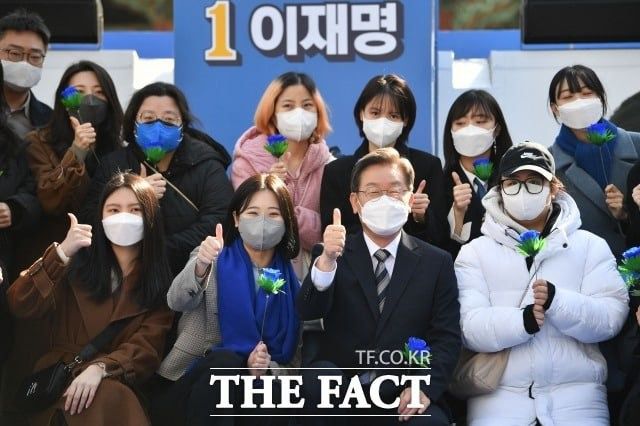 민주당은 '비동의 간음죄' 철회 논란에 별다른 입장을 내지 않고 있다. 지난해 3월 3일 서울 종로구 보신각 앞에서 열린 '우리 모두를 위해, 성평등 사회로' 여성 유세에서 연설을 마친 후 여성 지지자들과 기념사진 촬영하는 이재명 당시 더불어민주당 대선 후보(가운데). /송다영 기자