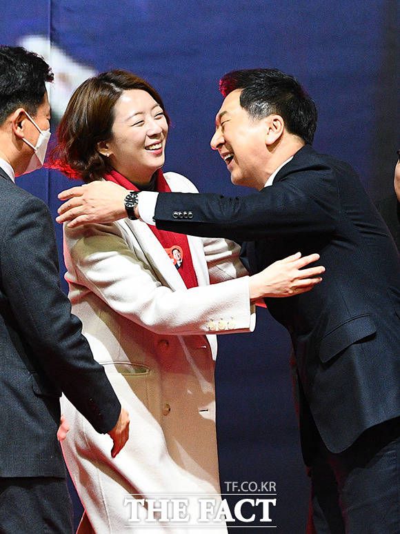 국민의힘 당권주자인 김기현 의원(오른쪽)이 28일 오후 경기도 부천시 중동 부천체육관에서 열린 '이기는 김기현 캠프 수도권 통합 출정식'에 참석해 배현진 의원과 포옹을 하고 있다.