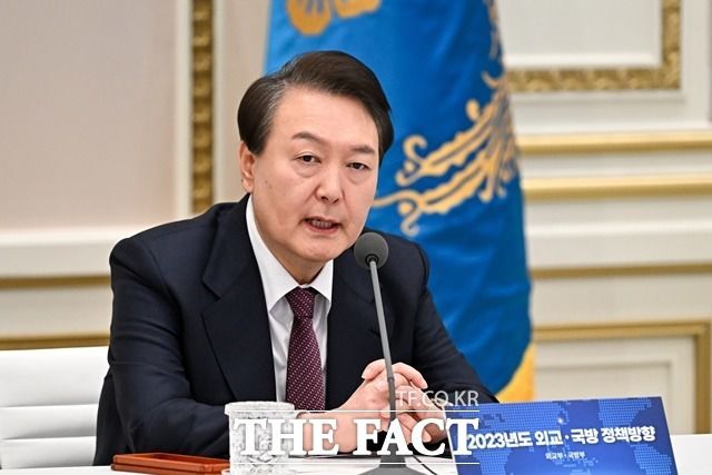 윤석열 대통령은 26일 서울 용산 대통령실에서 열린 여당 지도부와 오찬 자리에서 대공수사권 이관과 관련해 "(대공수사는) 해외 수사와 연결돼 있기 때문에 국내에 있는 경찰이 수사를 전담하는 부분에 대해서는 살펴봐야 할 여지가 있다"고 언급했다고 양금희 수석대변인이 전했다. /대통령실 제공