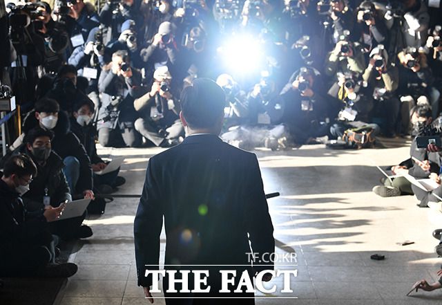 대장동 및 위례신도시 개발 사업 특혜 의혹을 받고 있는 이재명 더불어민주당 대표가 28일 오전 서울 서초구 서울중앙지방검찰청에 출석하고 있다. /박헌우 기자