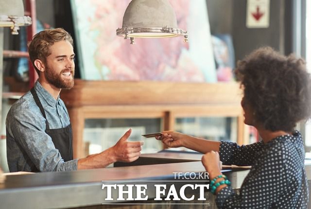 미국의 지난해 12월 개인소비지출(PCE) 물가지수가 전년 동월에 비해 5% 상승하면서 상승폭이 11월(5.5%)에 비해 둔화된 것으로 나타났다. 한 고객이 결제하기 위해 신용카드를 주고 있다./미국 상무부경제분석국