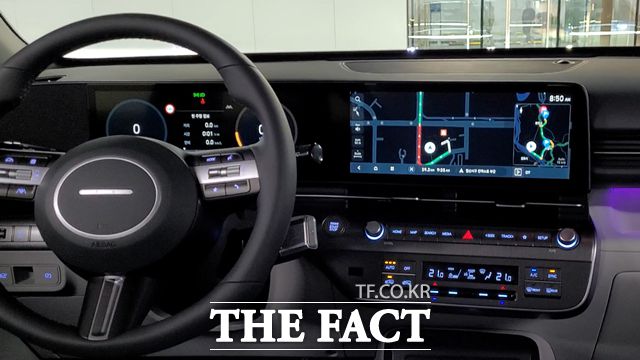 '디 올 뉴 코나' 운전석 모습. 12.3인치 LCD 클러스터와 같은 넓이의 내비게이션으로 시인성을 높였다. /김태환 기자