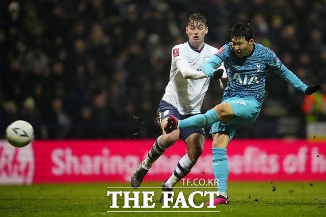 드디어 터진 왼발 원더골. 손흥민이 위기론 속에서 멀티골을 터뜨리며 존재감을 보이고 있다./프레스턴=AP.뉴시스