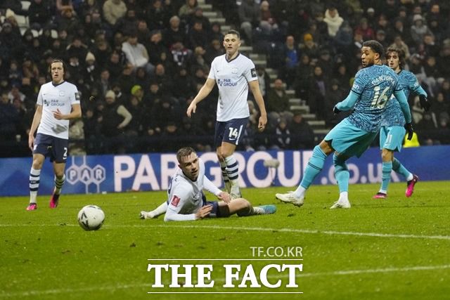 손흥민의 대항마로 꼽히는 토트넘 신입생 단주마의 데뷔전 데뷔골 장면./프레스턴=AP.뉴시스