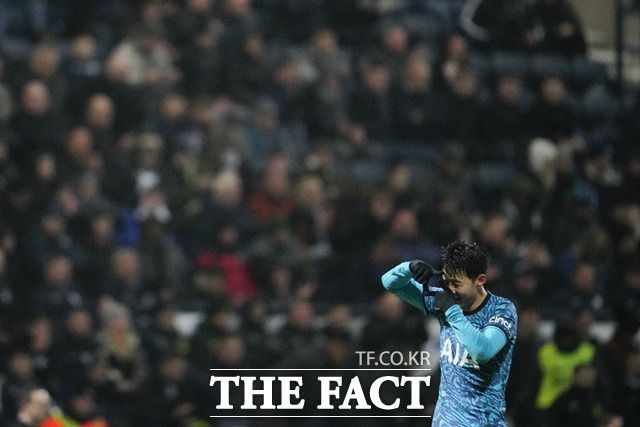 오랜만에 모습을 드러내 손흥민의 '찰칵 세리머니'./프레스턴=AP.뉴시스