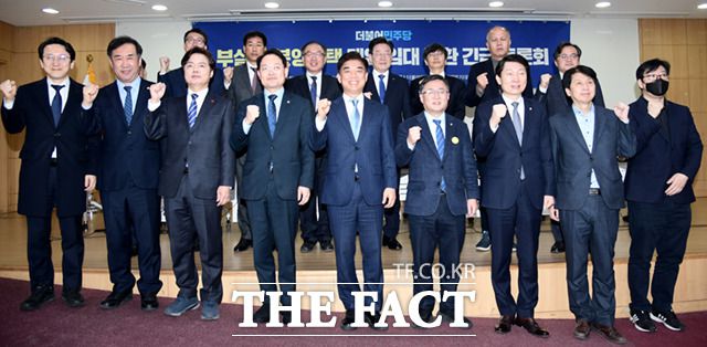 이 대표를 비롯한 토론회 참석자들이 토론에 앞서 기념촬영하고 있다.