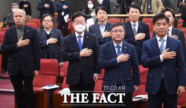 이재명 더불어민주당 대표를 비롯한 민생경제특위 의원들이 31일 서울 여의도 국회 의원회관에서 열린 부실·미분양 주택 매입임대 전환 긴급토론회에 참석해 국민의례를 하고 있다.