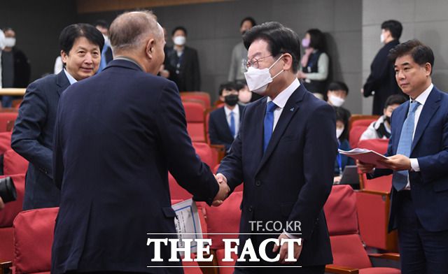 이재명 더불어민주당 대표가 31일 서울 여의도 국회 의원회관에서 열린 부실·미분양 주택 매입임대 전환 긴급토론회에 참석해 이용우 의원과 인사하고 있다.