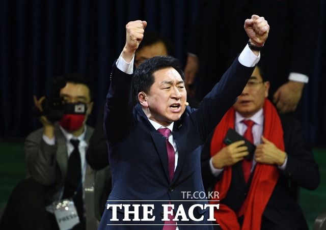 김 의원은 김연경 선수가 비판을 받자 지난달 30일 라디오에서 "자신의 정치적 의사를 표현할 수 있는데 공격을 받게 되니까 바람직하지 않은 문화라는 생각이 든다"면서 꽃다발과 관련해서는 제대로 설명하지 않았다. /이동률 기자