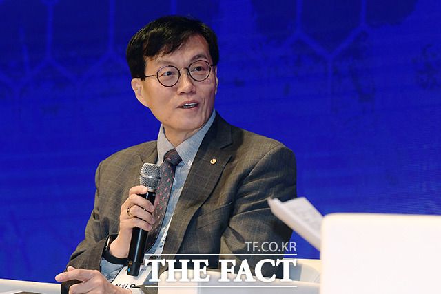 질문하는 이 총재.