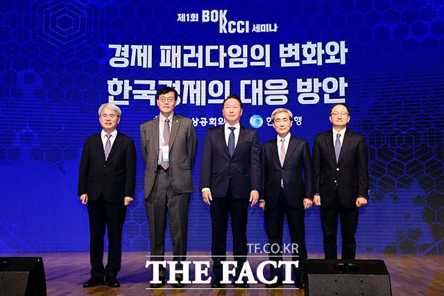 기념촬영하는 최 회장과 이 총재 및 참석자들.