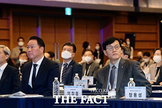 나란히 착석한 최 회장과 이 총재.