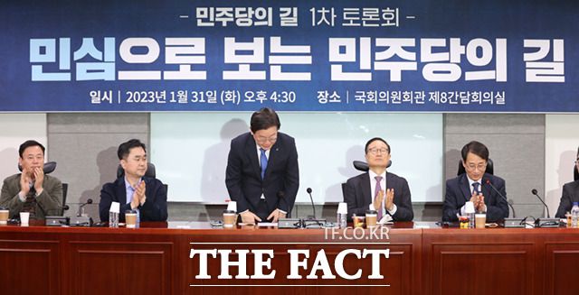 비명계 의원들은 내년 총선을 앞두고 '당의 단결'에 대한 고민에 빠진 모습이다. 이재명 대표가 31일 오후 국회 의원회관에서 열린 민주당의 길 1차 토론회에 참석해 인사하는 모습. /이새롬 기자