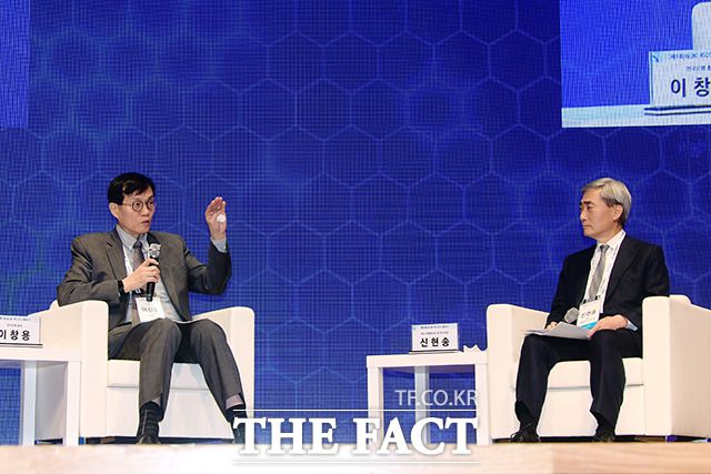 '경제 패러다임의 변화와 한국경제의 대응방안' 주제로 대담 나누는 두사람.