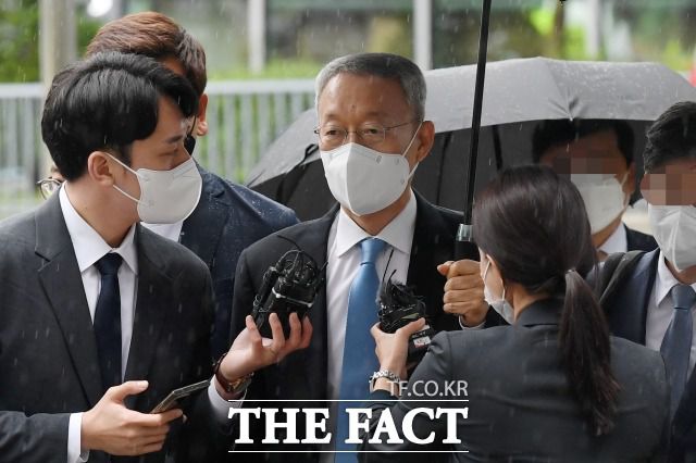 백운규 전 산업부 장관이 지난해 6월15일 오전 서울 송파구 서울동부지방법원에서 열리는 구속 전 피의자 심문(영장실질심사)에 출석하며 취재진 질문에 답하고 있다. /남용희 기자