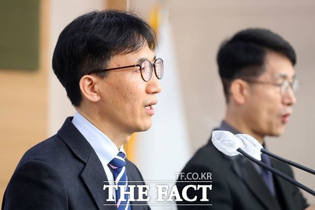 전병목 국민연금 재정추계전문위원장이 지난 1월27일 오후 서울 종로구 정부서울청사 별관에서 제5차 국민연금 재정추계 시산결과 관련 브리핑을 하고 있다. /뉴시스