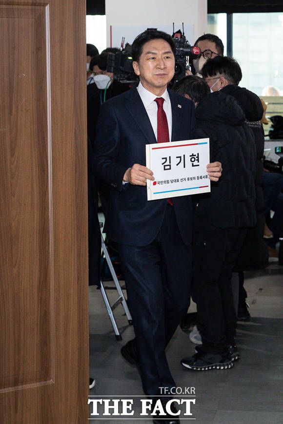 국민의힘 당권 주자인 김기현 의원이 2일 오전 서울 영등포구 국민의힘 중앙당사에서 당대표 후보 등록을 위해 이동하고 있다. /이새롬 기자