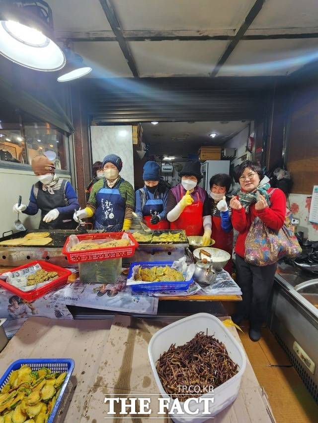 조수진 의원은 황희 더불어민주당 의원 지역구인 서울 양천갑에서 활동 중이다. 설 연휴 시작 전날인 지난 1월 20일 지역구인 양천구 여러 시장을 돌며 새해 인사한 조수진 의원(오른쪽). /조 의원 페이스북 갈무리