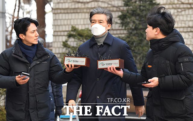 조 전 장관(가운데)은 일부 혐의에 대한 무죄 판단에 감사하다면서도 유죄 부분을 다투기 위해 즉각 항소하겠다는 입장을 밝혔다. /박헌우 기자