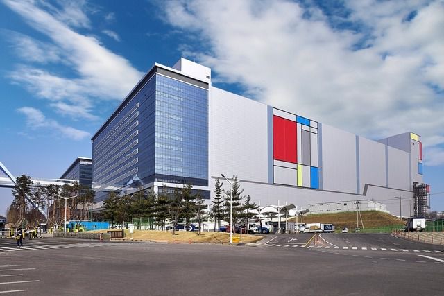 삼성전자 반도체 부문은 글로벌 경기 침체에 따른 반도체 수요 감소와 제품 가격 하락 등의 영향으로 지난해 영업이익이 전년 대비 96.9% 줄어든 2700억 원을 기록했다. /삼성전자