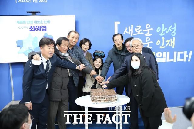 최혜영 민주당 의원도 출마할 지역구를 확정했다. 지난달 28일 경기 안성시 지역사무소 개소식을 연 최 의원(가운데). /최 의원 페이스북 갈무리