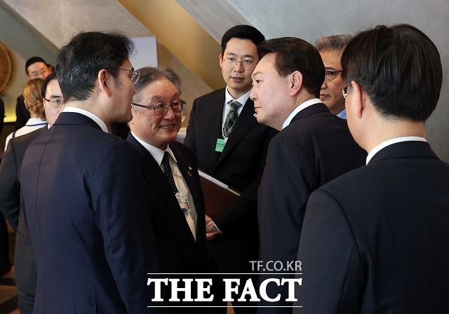 이재용 삼성전자 회장(왼쪽 첫 번째)이 지난 1월 18일(현지시간) 다보스 시내 한 호텔에서 열린 '글로벌 CEO와의 오찬'에서 윤석열 대통령에게 히가시하라 도시아키 히타치그룹 회장을 소개하는 모습. /다보스=뉴시스