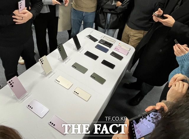 2일 서울시 중구 삼성전자 기자실에서 기자들이 '갤럭시S23' 시리즈를 살펴보고 있다. /최문정 기자