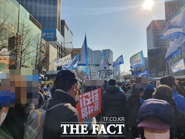 이날 규탄대회는 '윤석열 퇴진 집회' 장소와 겹쳤다. 참석자들 다수는 '윤석열 퇴진하라' 손팻말을 들고 구호를 외쳤다. /박숙현 기자