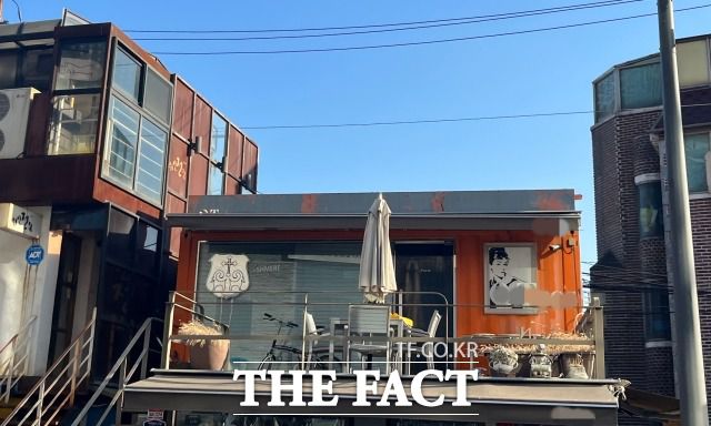 캐시미어 가게 지붕 페인트 벗겨졌지만, 사장님은 페인트를 칠할 의욕이 생기지 않는다. /정채영 기자