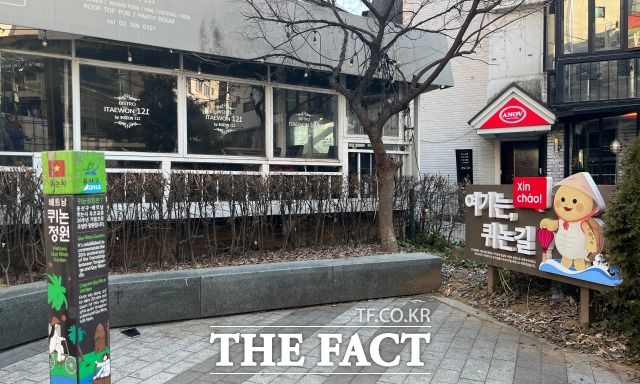 참사 현장 맞은 편의 퀴논길도 사람이 없기는 마찬가지다. /정채영 기자