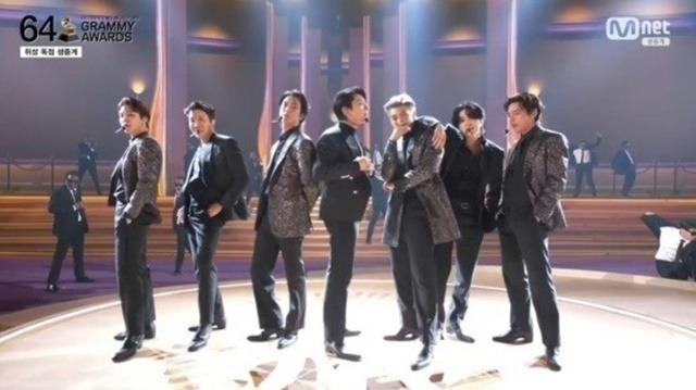 방탄소년단은 지난해 '제64회 그래미 어워드'에서 펼친 퍼포먼스로 "완전히 새로운 차원의 퍼포먼스로 끌어올렸다"는 빌보드의 극찬을 이끌어냈다. /엠넷 방송 캡처