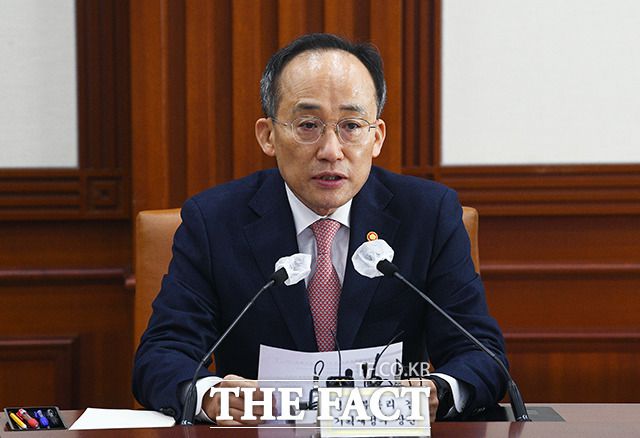 추경호 경제부총리 겸 기획재정부 장관은 지난달 외신기자 간담회를 통해 "국내 자본시장제도를 국제 기준에 부합하도록 획기적으로 개선해 '코리아 디스카운트'를 해소하겠다"며 "시차에 관계없이 외국인도 한국 외환시장에서 자유롭게 거래할 수 있도록 외환시장 개장 시간을 새벽 2시까지 연장하겠다"고 밝혔다. /이동률 기자