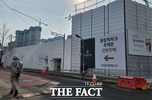 7일 낮 12시께 강동구 둔촌동 둔촌주공 재건축 현장 안에 마련된 올림픽파크포레온 견본주택 입구가 한산하다. /최지혜 기자