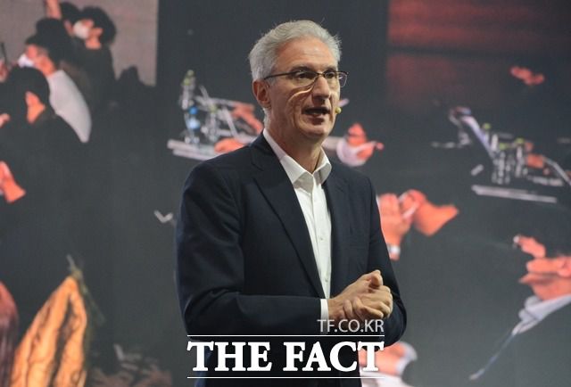 7일 서울 서초구 세빛섬에서 열린 GMC 시에라 출시 간담회에서 로베르트 렘펠 한국지엠 사장이 GMC 브랜드의 한국시장 공략 전략을 소개하고 있다. /김태환 기자