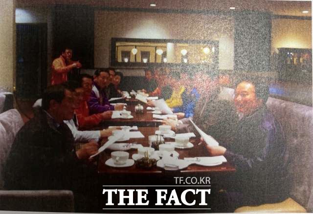 경북 도의회 북미 연수단은 지난 2010 미국 서부지역인 LA, 라스베가스, 그랜드캐년, 요세미티 국립공원, 샌프란시스코, 캐나다 벤쿠버를 다녀왔다. 사진은지난 2010년 미국서부와 캐나다에서 식사전 호텔 로비 식당에서 간담회를 r갖고 있다./경북도의회