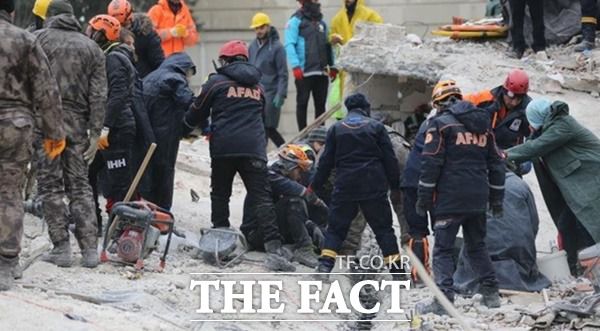 튀르키예 재난비상관리청(AFAD) 소속 구조인력이 8일 무너진 건물 위에서 구조방안을 논의하고 있다. /튀르키예 아나돌루통신