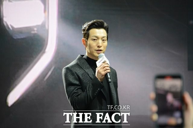 7일 서울 서초구 세빛섬에서 열린 GMC 시에라 출시 간담회에서 배우 정성일이 자신을 소개하고 있다. 정성일은 GMC 브랜드를 홍보하는 GMC 엠버서더로 선정됐다. /김태환 기자