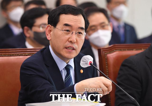 이창양 산업통상자원부 장관이 9일 서울 여의도 국회에서 열린 산업통상자원중소벤처기업위원회 전체회의에 출석해 의원 질의에 답하고 있다.