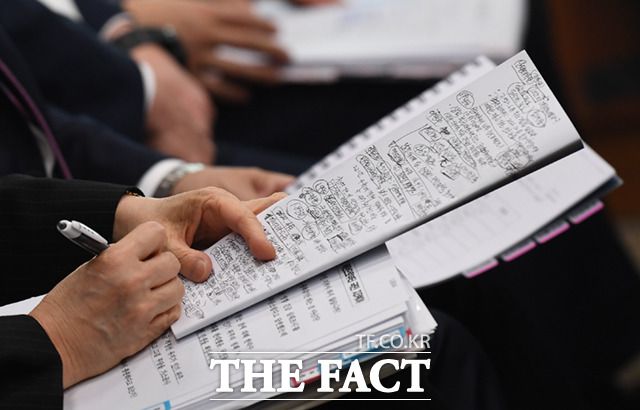 이날 최 사장은 회의 내내 의원 질의를 들으며 종이에 빼곡히 메모하는 모습을 보였다.