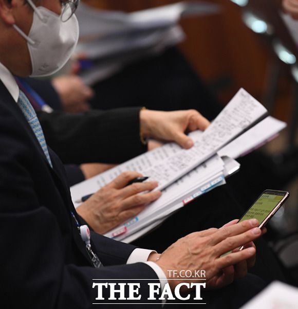 정승일 한국전력공사 사장이 자신의 휴대전화에 요금대책을 적고 있다.