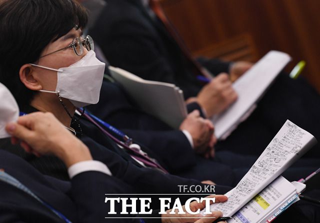 최연혜 한국가스공사 사장이 의원 질의를 메모하고 있다.