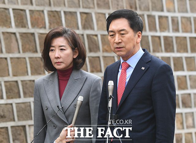 지난 7일 국민의힘 김기현 당 대표 후보와 나경원 전 의원이 서울 중구 한 식당 앞에서 전당대회 관련 입장을 발표하던 모습. /이동률 기자