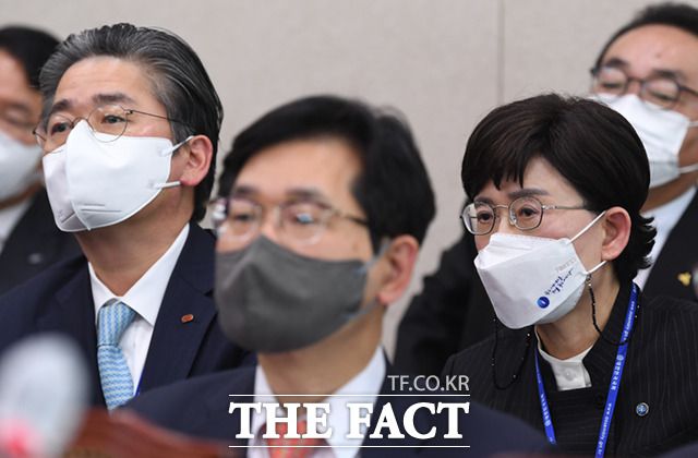 정승일 한국전력공사 사장(왼쪽)과 최연혜 한국가스공사 사장이 9일 서울 여의도 국회에서 열린 산업통상자원중소벤처기업위원회 전체회의에 출석해 의원 질의를 듣고 있다.