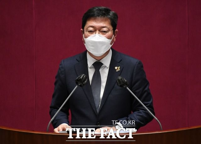 본회의에서 이상민 행안부 장관 탄핵소추안 제안 설명을 한 김승원 민주당 의원은 제안 설명 도중 희생자들의 이름을 한 명씩 불렀다. /남윤호 기자